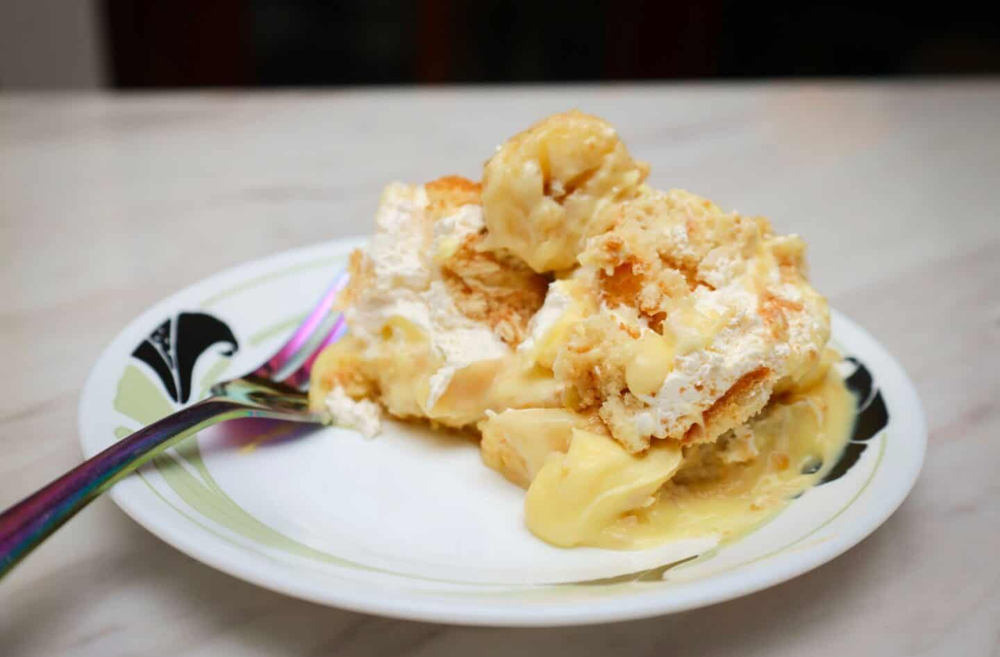 Serving of The Soul Food Pot® Black folks’ Southern banana pudding showing creamy vanilla pudding, softened Nilla Wafers, fresh banana slices, and thick whipped topping in the finished layers.